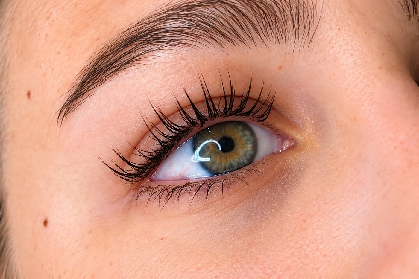 Wimpernlifting während der Behandlung, Detail