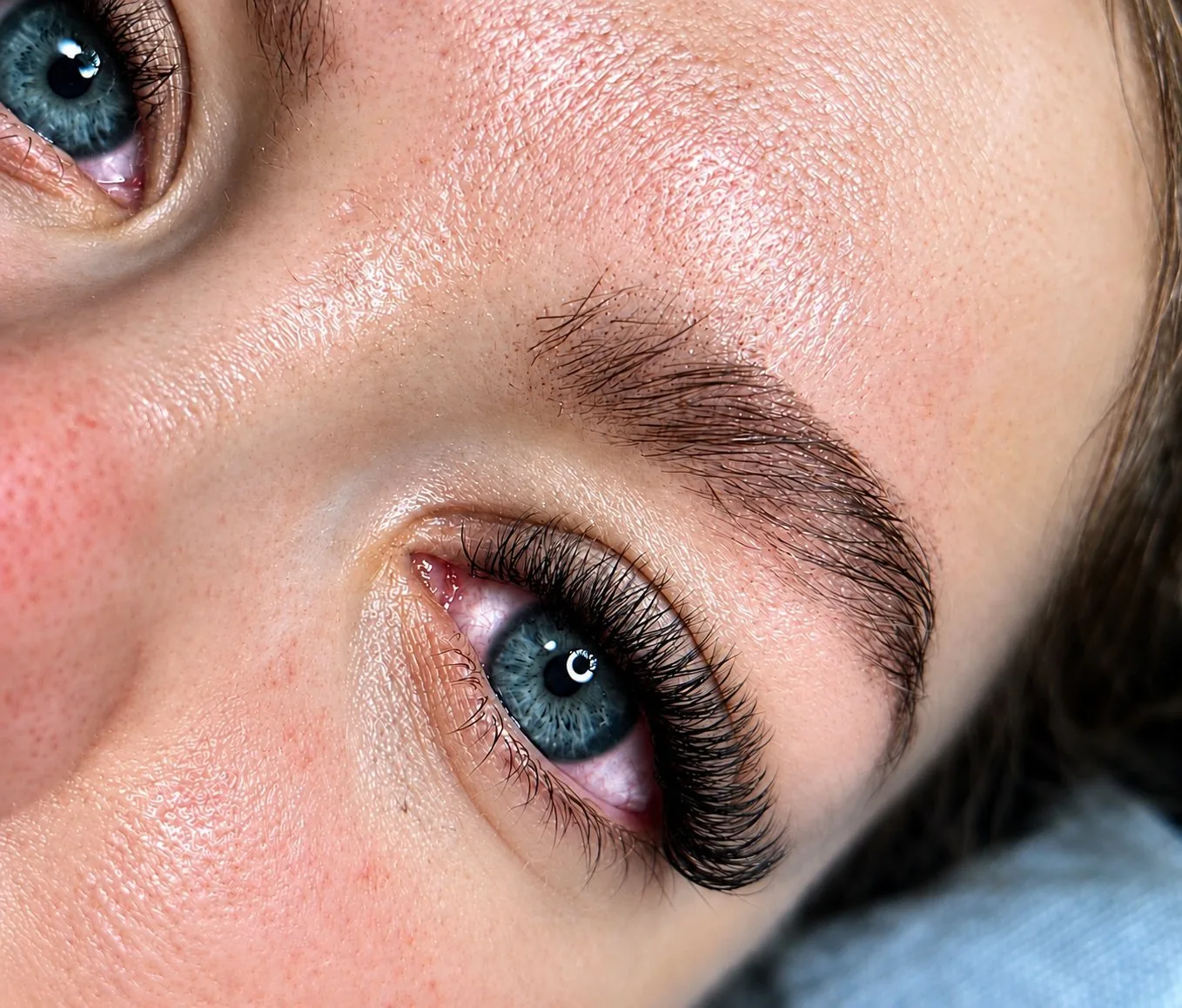 Wimpern- und Brauendetail, professionelles Styling